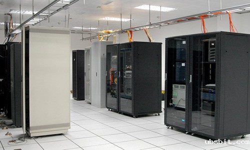 机房UPS.jpg 机房UPS.jpg